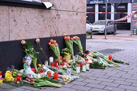 Trauernde legen an den Tatorten in Hanau Blumen nieder. Trauernde legen an den Tatorten in Hanau Blumen nieder.