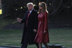 Stylischer Auftritt! Melania Trump im roten Kunstleder-Trenchcoat