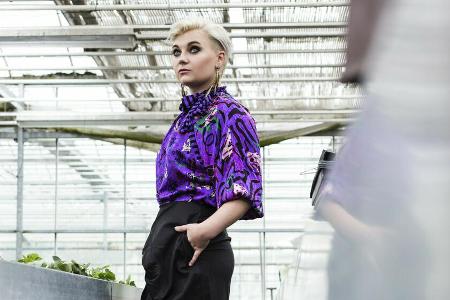 Sängerin ela. kombiniert urbanen Style mit schicker Kleidung. Sängerin ela. kombiniert urbanen Style mit schicker Kleidung.
