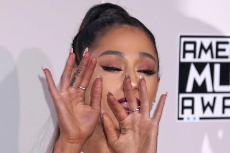 So ähnlich dürfte Ariana Grandes Reaktion ausgefallen sein, als sie zum ersten Mal ihre eigene Wachsfigur zu Gesicht bekomme... So ähnlich dürfte Ariana Grandes Reaktion ausgefallen sein, als sie zum ersten Mal ihre eigene Wachsfigur zu Gesicht bekomme...