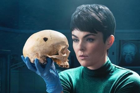Serinda Swan spielt Rechtsmedizinerin Dr. Jenny Cooper in 