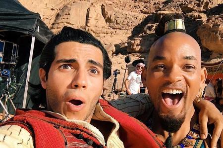 Will Smith (r.) als Dschinni und Mena Massoud (l.) als Aladdin im Wadi Rum in Jordanien Will Smith (r.) als Dschinni und Mena Massoud (l.) als Aladdin im Wadi Rum in Jordanien