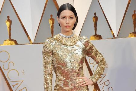 Schauspielerin Jessica Biel ist bekannt für ihren definierten Körper, den sie unter anderem ihren täglichen Planks verdanken...
