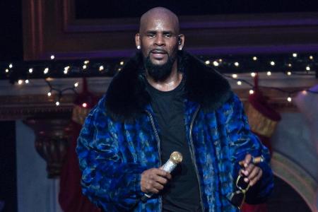 R. Kelly bei einem Auftritt in Atlanta, Georgia R. Kelly bei einem Auftritt in Atlanta, Georgia