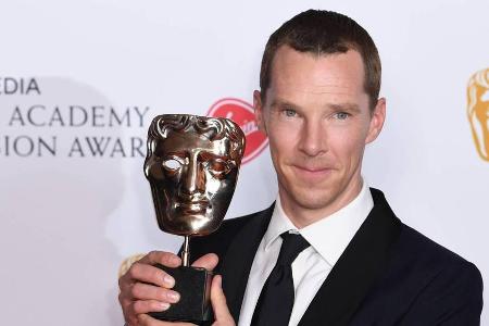 Ein stolzer Benedict Cumberbatch zeigt seine BAFTA-Trophäe am 12. Mai 2019 in London Ein stolzer Benedict Cumberbatch zeigt seine BAFTA-Trophäe am 12. Mai 2019 in London