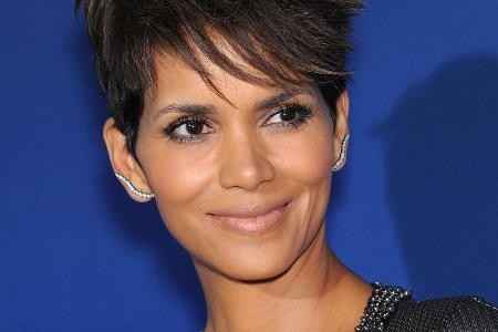 2002 mimte sie an der Seite von Pierce Brosnan das Bond-Girl: Halle Berry 2002 mimte sie an der Seite von Pierce Brosnan das Bond-Girl: Halle Berry
