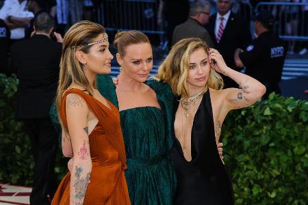 Paris Jackson, Stella McCartney und Miley Cyrus bei der Met Gala im Mai 2018 Paris Jackson, Stella McCartney und Miley Cyrus bei der Met Gala im Mai 2018