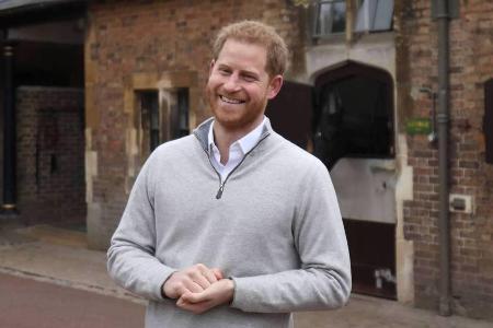 Prinz Harry tritt vor die Medien, um die Geburt seines ersten Kindes zu verkünden Prinz Harry tritt vor die Medien, um die Geburt seines ersten Kindes zu verkünden