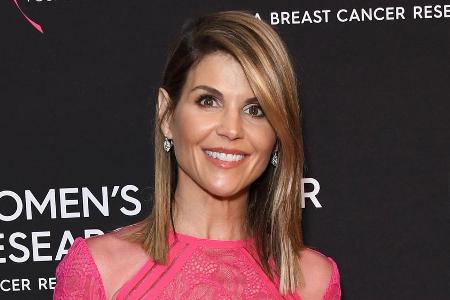 Lori Loughlin muss sich von ihrem Serien-Charakter in Lori Loughlin muss sich von ihrem Serien-Charakter in