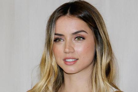 Hin und wieder verliebt sich Bond-Girl Ana de Armas in ihre Co-Stars am Set Hin und wieder verliebt sich Bond-Girl Ana de Armas in ihre Co-Stars am Set
