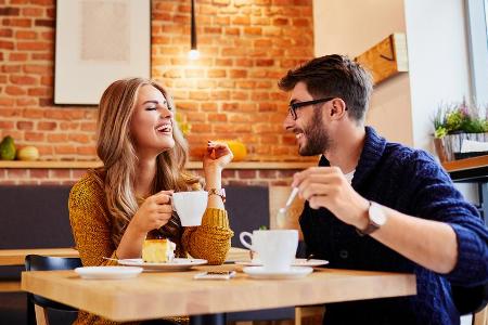 Die meisten Menschen bevorzugen für das erste Date ein Café oder Restaurant Die meisten Menschen bevorzugen für das erste Date ein Café oder Restaurant