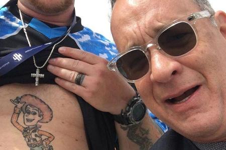 Tom Hanks mit dem Woody-Tattoo eines Fans Tom Hanks mit dem Woody-Tattoo eines Fans