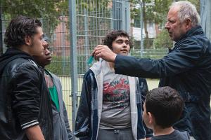 "Tatort: Borowski und die Kinder von Gaarden": Kommissar Borowski (Axel Milberg, r.) befragt eine Jugendgang