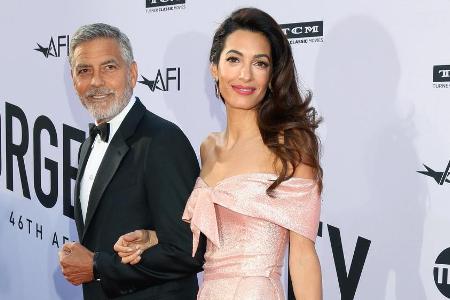 Sie hat ihn fest im Griff: Amal Clooney (r.) verbietet ihrem George (l.) nach einem Unfall das Motorradfahren Sie hat ihn fest im Griff: Amal Clooney (r.) verbietet ihrem George (l.) nach einem Unfall das Motorradfahren