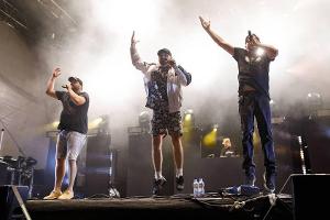 Die Hip-Hop-Gruppe Fünf Sterne deluxe übernimmt einen TV-Sender