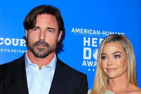Denise Richards' (r.) Ehemann Aaron Phypers (l.) will ihre jüngste Tochter adoptieren Denise Richards' (r.) Ehemann Aaron Phypers (l.) will ihre jüngste Tochter adoptieren
