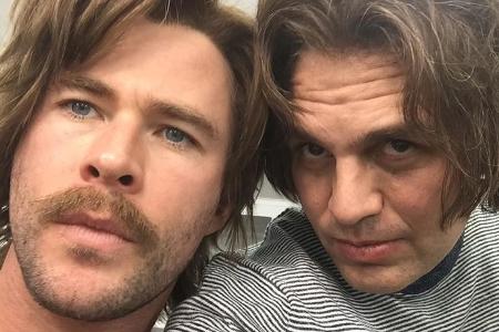 Mark Ruffalo (r.) und Chris Hemsworth (l.) zeigen auf einem Instagram-Selfie sexy Frisuren Mark Ruffalo (r.) und Chris Hemsworth (l.) zeigen auf einem Instagram-Selfie sexy Frisuren