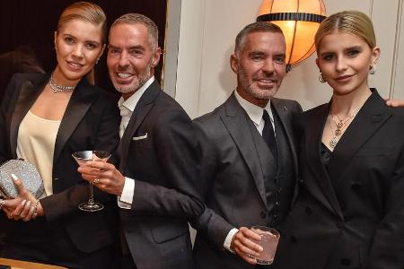 Victoria Swarovski (li.) und Caro Daur (re.) nehmen die Brüder Dean und Dan Caten in ihre Mitte Victoria Swarovski (li.) und Caro Daur (re.) nehmen die Brüder Dean und Dan Caten in ihre Mitte