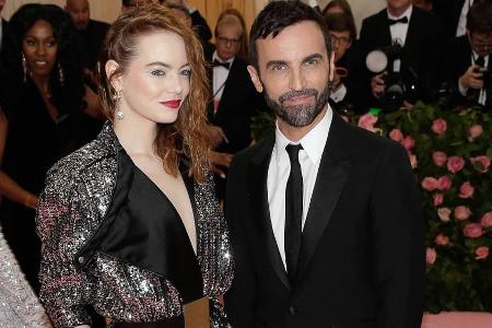 Sehr schick im Glitzer-Jumpsuit ist Emma Stone neben ihrem Freund Dave McCary Sehr schick im Glitzer-Jumpsuit ist Emma Stone neben ihrem Freund Dave McCary