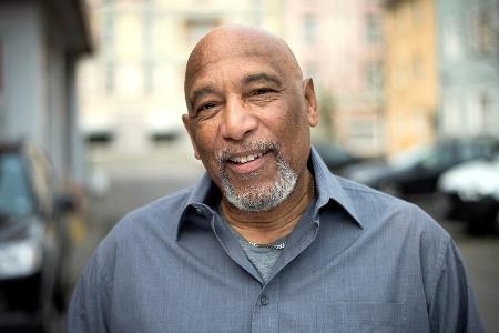 Ron Williams spielt die Rolle eines pflegebedürftigen Vaters in der Ron Williams spielt die Rolle eines pflegebedürftigen Vaters in der