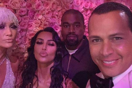Im pinken Feder-Rosen-Meer: J.Lo, Kim Kardashian, Kanye West und Alex Rodriguez (v. l. n. r.) Im pinken Feder-Rosen-Meer: J.Lo, Kim Kardashian, Kanye West und Alex Rodriguez (v. l. n. r.)