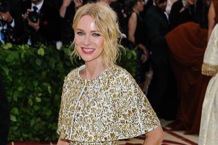 So elegant war sie letztes Jahr, doch dieses Jahr wurde Naomi Watts nicht zur Met Gala eingeladen So elegant war sie letztes Jahr, doch dieses Jahr wurde Naomi Watts nicht zur Met Gala eingeladen