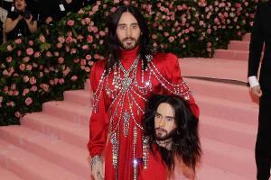 Jared Leto kommt mit seinem Kopf unter dem Arm zur Met Gala