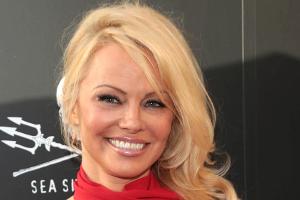 Pamela Anderson besucht Julian Assange im Gefängnis