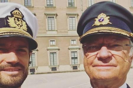 Prinz Carl Philip und König Carl XVI. Gustaf von Schweden bei der Geburtstagsfeier am Stockholmer Schloß Prinz Carl Philip und König Carl XVI. Gustaf von Schweden bei der Geburtstagsfeier am Stockholmer Schloß