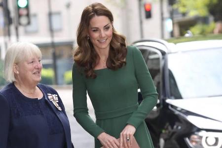 Herzogin Kate eröffnete in diesem waldgrünen Kleid eine Schule in London Herzogin Kate eröffnete in diesem waldgrünen Kleid eine Schule in London