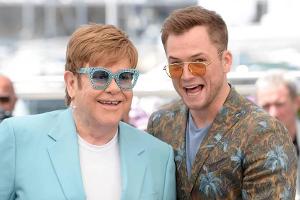Elton John posiert mit seinem jüngeren Ich