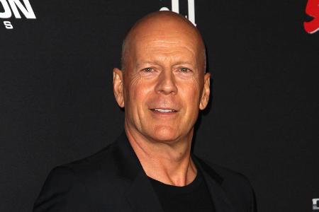 In Sachen Baseball erweist sich Bruce Willis alles andere als begabt In Sachen Baseball erweist sich Bruce Willis alles andere als begabt