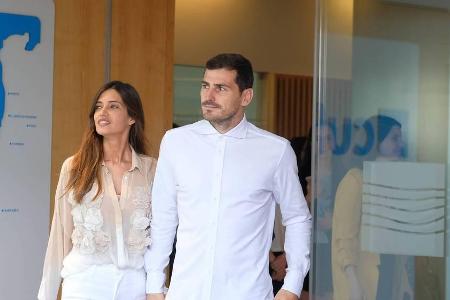 Iker Casillas verlässt mit seiner Frau Sara Carbonero wenige Tage nach seinem Herzinfarkt die Klinik Iker Casillas verlässt mit seiner Frau Sara Carbonero wenige Tage nach seinem Herzinfarkt die Klinik