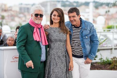 Pedro Almodóvar (l.), Penélope Cruz (m.) und Antonio Banderas (r.) in Cannes anlässlich ihres Films Pedro Almodóvar (l.), Penélope Cruz (m.) und Antonio Banderas (r.) in Cannes anlässlich ihres Films