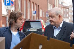 "Wilsberg: Mundtot": Ekki (Oliver Korittke, l.) will die Kartons nicht ausladen. Wilsbergs (Leonard Lansink) Bücher wurden g...