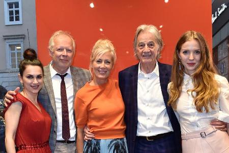 Bei der Eröffnung des neuen Shops von Paul Smith in München (v.l.): Viktoria Lauterbach, Axel und Judith Milberg, Sir Paul S... Bei der Eröffnung des neuen Shops von Paul Smith in München (v.l.): Viktoria Lauterbach, Axel und Judith Milberg, Sir Paul S...