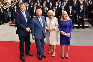 Charles und Camilla in München: Freudige Begrüßung in Bayern