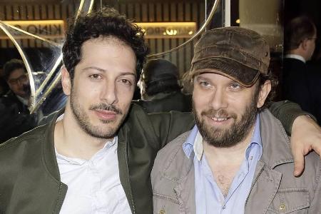 Fahri Yardim (l.) und Christian Ulmen spielen in Fahri Yardim (l.) und Christian Ulmen spielen in