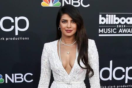 Priyanka Chopra plauderte über die Hochzeit ihres Schwagers Joe Jonas mit Sophie Turner Priyanka Chopra plauderte über die Hochzeit ihres Schwagers Joe Jonas mit Sophie Turner