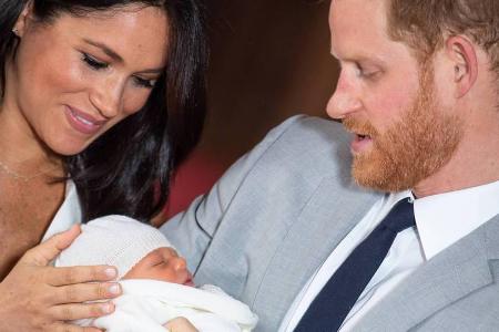 Die stolzen Eltern präsentieren ihren Erstgeborenen: Archie Harrison Mountbatten-Windsor Die stolzen Eltern präsentieren ihren Erstgeborenen: Archie Harrison Mountbatten-Windsor