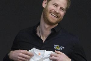 Prinz Harry: Die Freude über diesen Baby-Strampler ist groß!