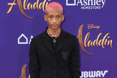 Jaden Smith musste wegen seiner Verspätung alleine auf dem roten Teppich posieren Jaden Smith musste wegen seiner Verspätung alleine auf dem roten Teppich posieren