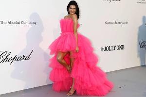 Kendall Jenner zieht im pinken Barbie-Kleid alle Blicke auf sich