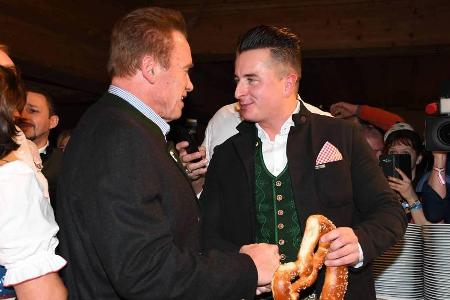 2017 hatten sich die beiden schon einmal getroffen - jetzt haben sie zusammen einen Song aufgenommen: Arnold Schwarzenegger ... 2017 hatten sich die beiden schon einmal getroffen - jetzt haben sie zusammen einen Song aufgenommen: Arnold Schwarzenegger ...