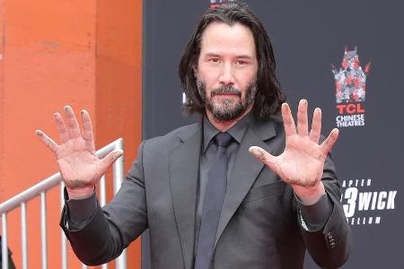 Schaut her: Keanu Reeves hat seine Handabdrücke im Hollywood-Zement hinterlassen Schaut her: Keanu Reeves hat seine Handabdrücke im Hollywood-Zement hinterlassen