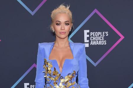 Rita Ora weiß ihr Dekolleté richtig in Szene zu setzen Rita Ora weiß ihr Dekolleté richtig in Szene zu setzen