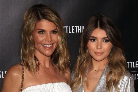 Wohnen nicht mehr unter einem Dach: Schauspielerin Lori Loughlin (l.) und Tochter Olivia Jade Wohnen nicht mehr unter einem Dach: Schauspielerin Lori Loughlin (l.) und Tochter Olivia Jade