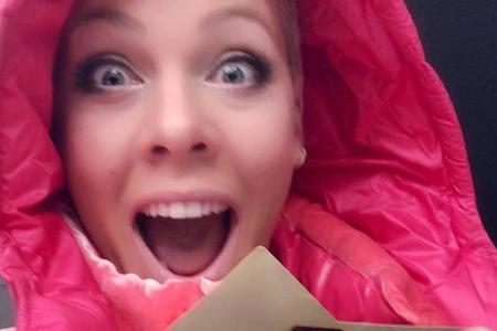 Ein spiegelverkehrtes Selfie voller Freude: Pink und ihr Award für die Nummer 1 in den britischen Albumcharts Ein spiegelverkehrtes Selfie voller Freude: Pink und ihr Award für die Nummer 1 in den britischen Albumcharts