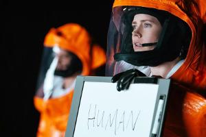 "Arrival": Lingustin Dr. Louise Banks (Amy Adams) soll mit den Außerirdischen kommunizieren, die auf der Erde gelandet sind