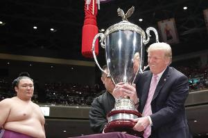 Donald Trump überreicht Riesen-Pokal bei Sumo-Meisterschaft
